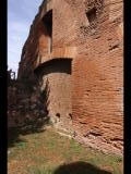 04042 ostia - regio i - insula vi - caseggiato del balcone a mensole (i,vi,2) - via della fortuna - raum - nordende - 09-2023.jpg